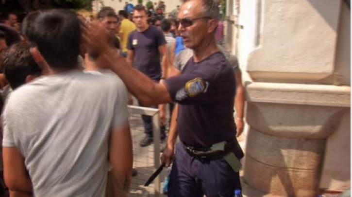 Αστυνομικός που χαστούκισε τον πρόσφυγα: Εγώ απλώς τον… “χάιδεψα”! (βίντεο)