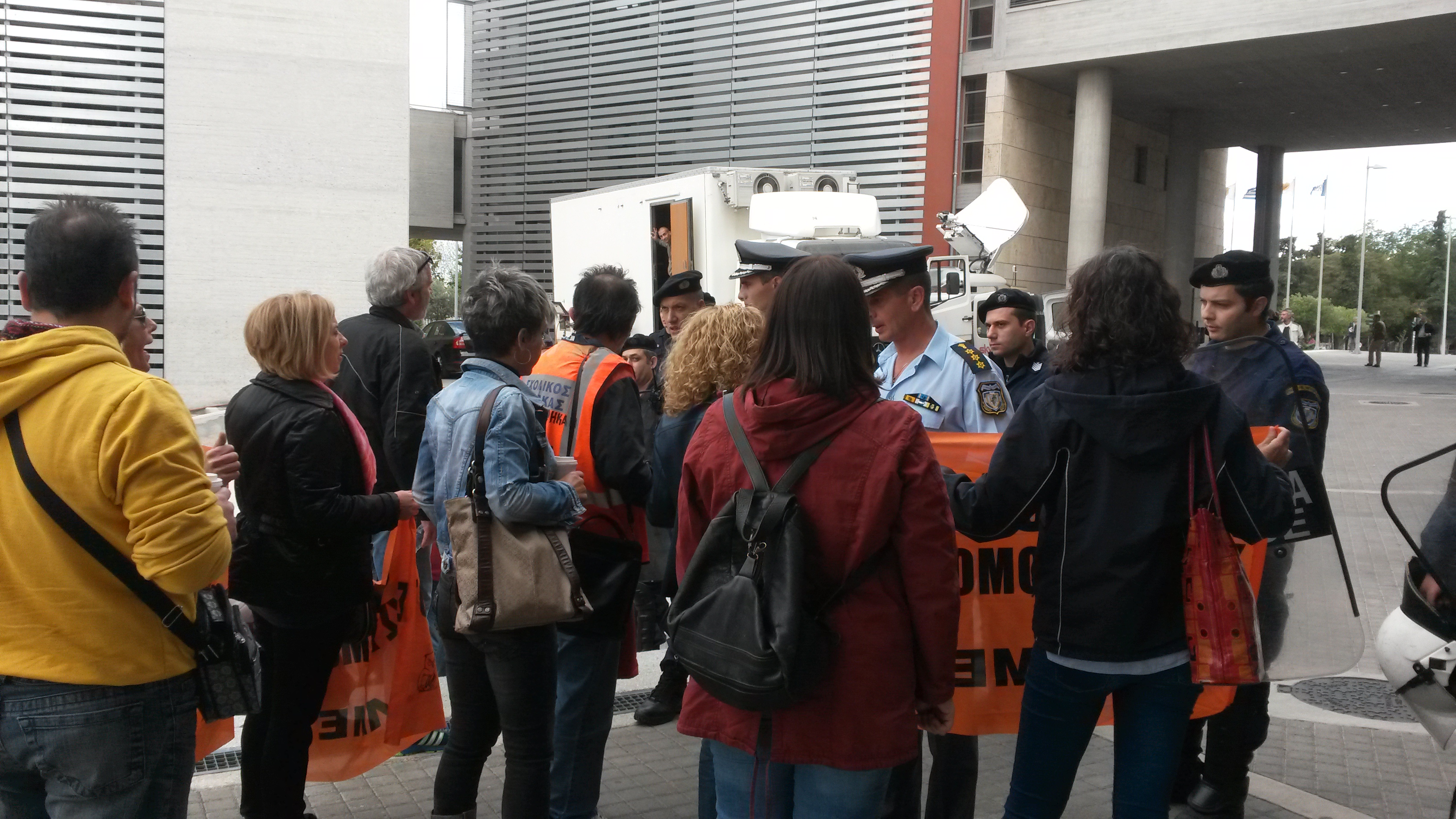 Διαμαρτυρία έξω από ομιλία του Βενιζέλου στο Δημαρχείο Θεσσαλονίκης (φωτο και βίντεο)