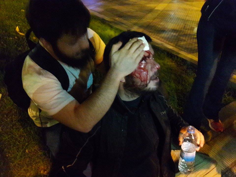 Ένταση έξω από το Ι. Βελλίδης μεταξύ ΜΑΤ και διαδηλωτών-Τραυματισμένος από γκλομπ διαδηλωτής