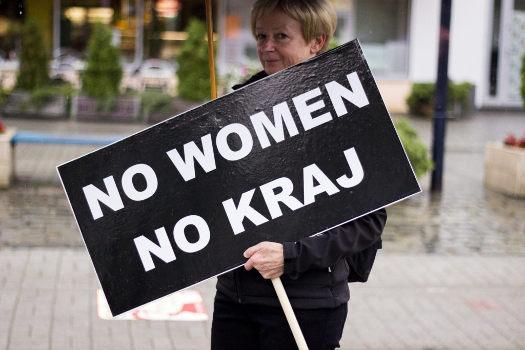 Η Πολωνία χρησιμοποιεί την πανδημία του Covid-19 ώστε να πιέσει για περαιτέρω περιορισμούς στα σεξουαλικά και αναπαραγωγικά δικαιώματα των γυναικών