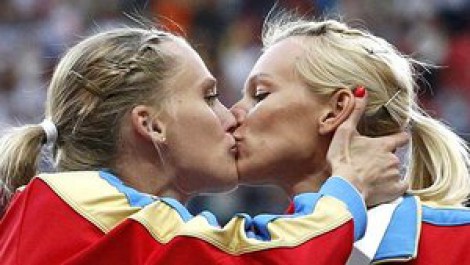 Φιλήθηκαν στο στόμα δύο Ρωσίδες αθλήτριες, στο βάθρο των νικητών