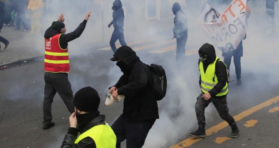 Δακρυγόνα κατά απεργών στις συγκοινωνίες στο Παρίσι