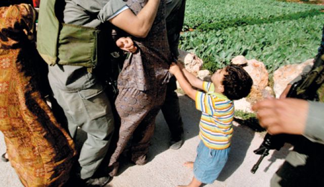 5χρονος Παλαιστίνιος μπροστά στη σύλληψη του πατέρα του