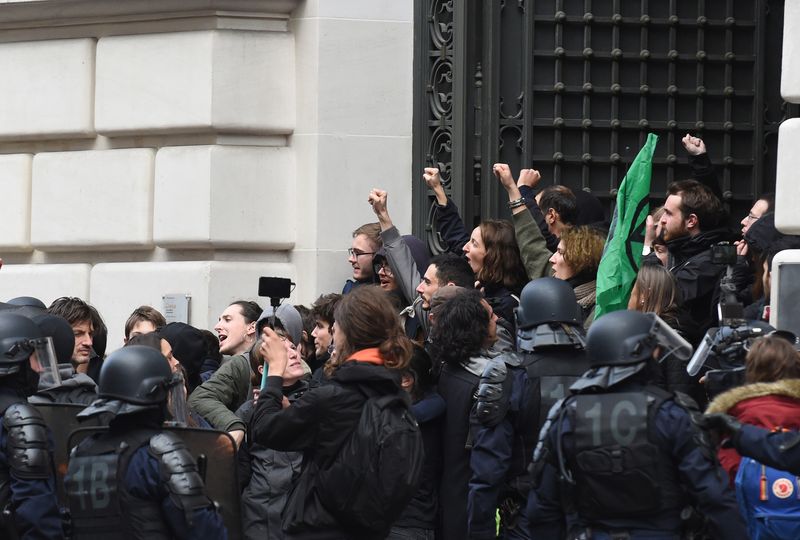 Περιβαλλοντικοί ακτιβιστές αποκλείουν το γραφείο της Blackrock στο Παρίσι
