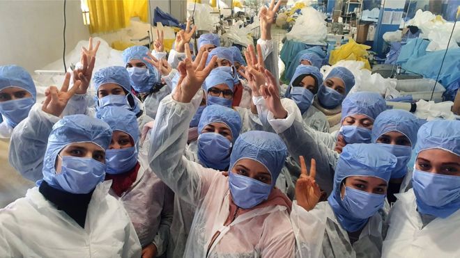 Εργάτες στην Τυνησία απομονώνονται σε εργοστάσιο κατασκευάζοντας μάσκες