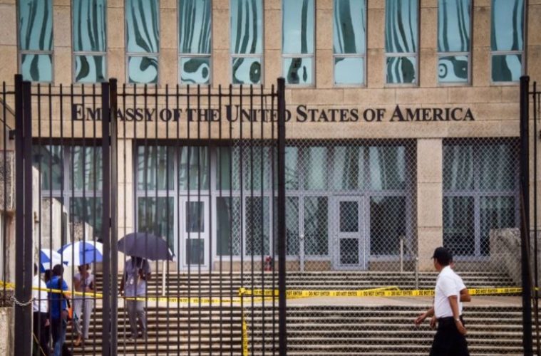 Αδειάζει σταδιακά η αμερικανική πρεσβεία στην Κούβα