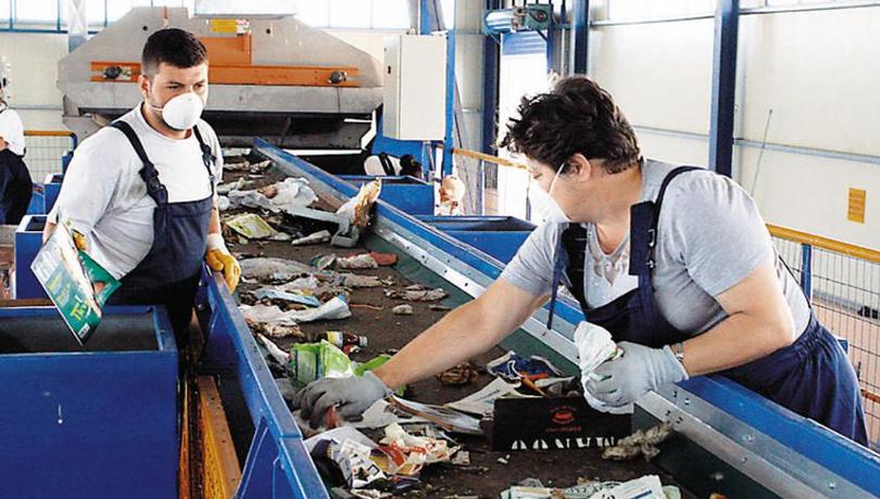 Οι άνθρωποι πίσω από την ανακύκλωση στο Κέντρο Διαλογής της Σίνδου