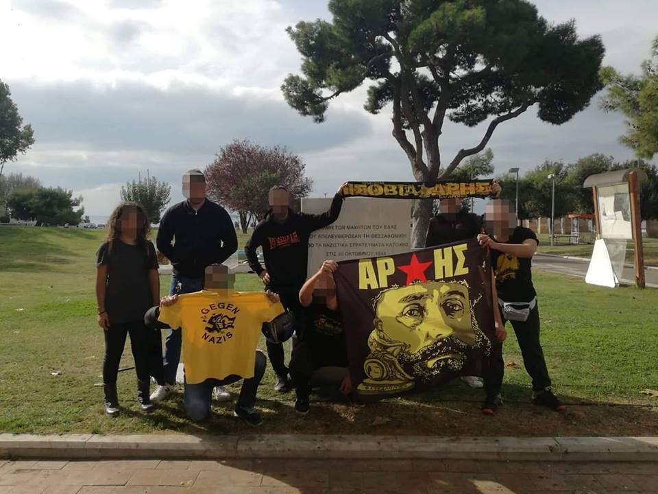 Αντιφασίστες οπαδοί του Άρη στο μνημείο για την απελευθέρωσης της Θεσσαλονίκης από τον ΕΑΜ-ΕΛΑΣ