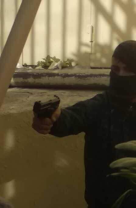 Νέο βίντεο με τον αστυνομικό που σημάδεψε με όπλο στην ΑΣΟΕΕ
