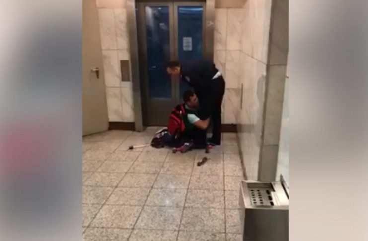 Αστυνομικός σέρνει μικροπωλητή που πουλούσε ομπρέλες στο μετρό (βίντεο)