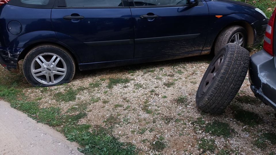 Άγνωστοι «επιτέθηκαν» σε εκδρομείς στην Χίο ξεφουσκώνοντας τα λάστιχα των αυτοκινήτων τους