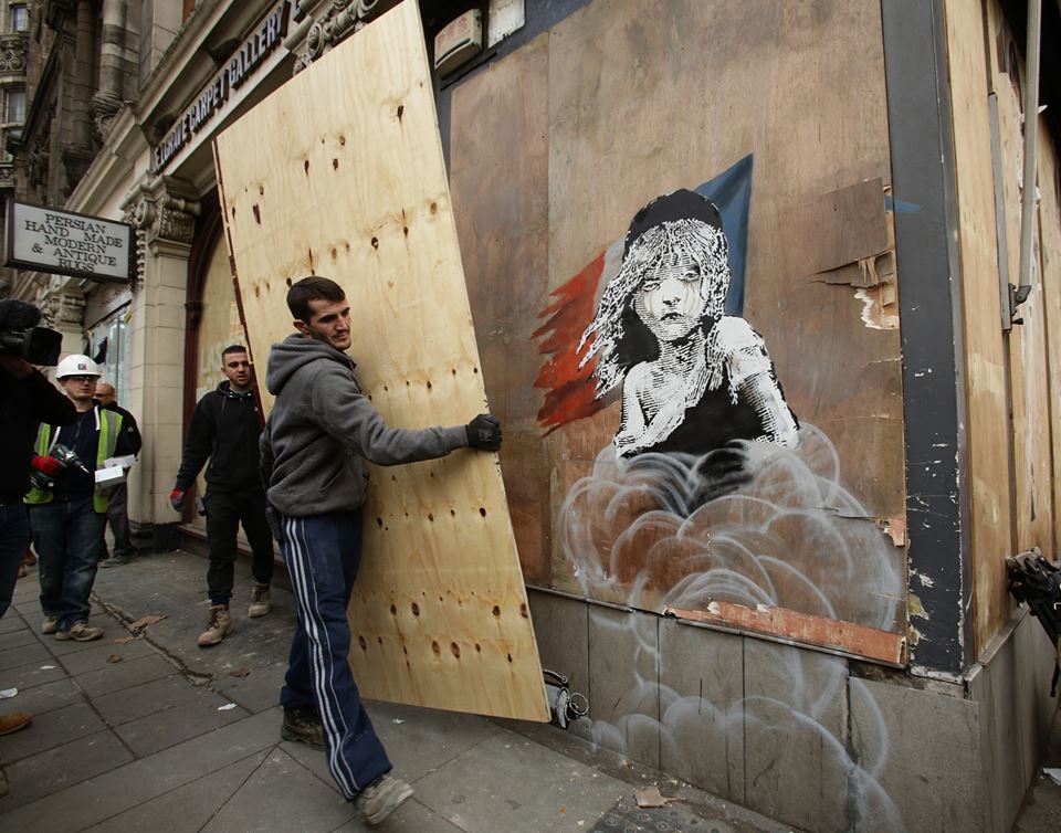 Κάλυψαν το έργο του Banksy έξω από τη Γαλλική Πρεσβεία