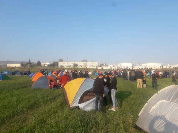 Πρόσφυγες συγκεντρώνονται έξω από το camp των Διαβατών με στόχο να μεταβούν στα σύνορα
