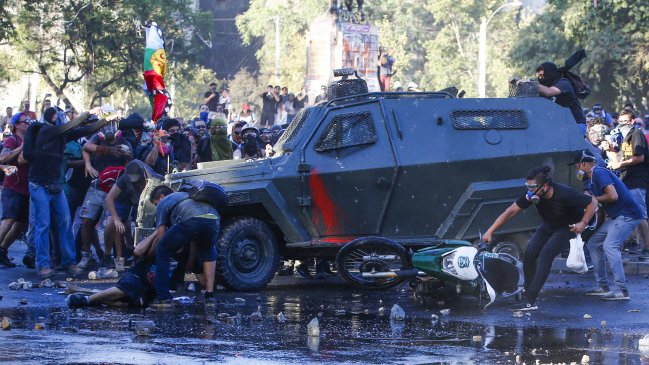 Χιλή: Διαδηλωτής χτυπήθηκε από δύο αύρες της αστυνομίας (βίντεο)