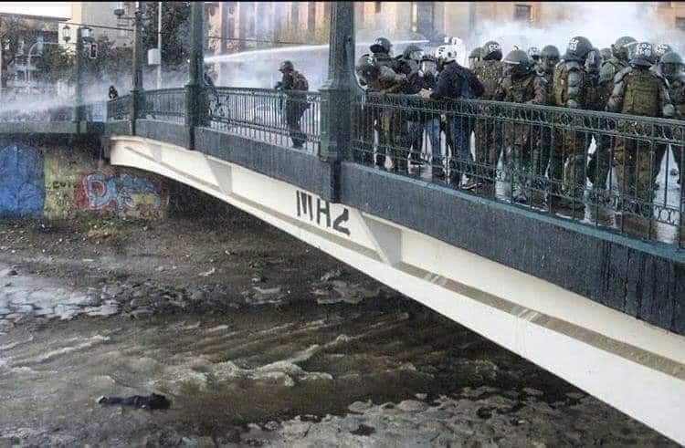 Χιλή: Η αστυνομία πέταξε 16χρονο αγόρι στον ποταμό εν μέσω διαδηλώσεων