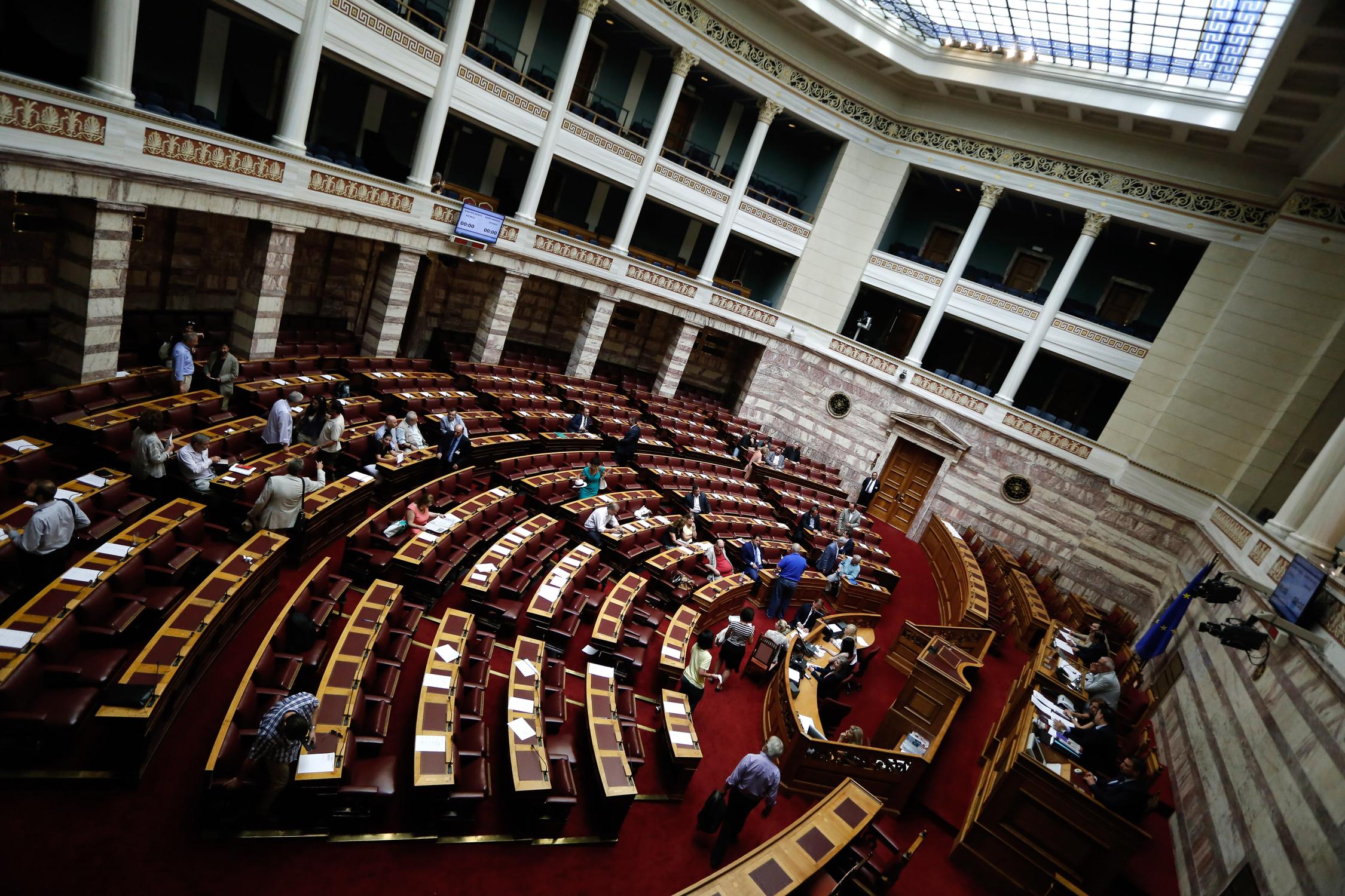 Βουλή: Επικρίσεις των εισηγητών των κομμάτων κατά της κυβέρνησης