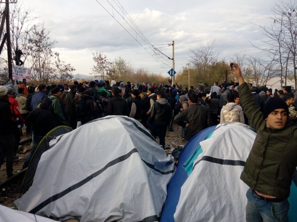 Εγκλωβισμένοι πρόσφυγες έριξαν τον συρμάτινο φράχτη στην Ειδομένη