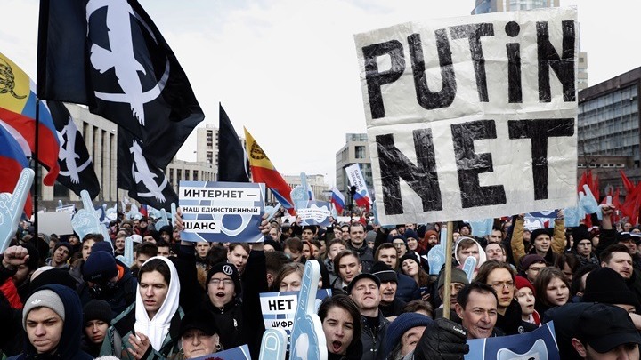 Μόσχα: Διαδηλώσεις κατά της εφαρμογής πιο αυστηρών περιορισμών στο διαδίκτυο