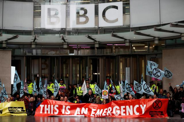 Extinction Rebellion: «Κατέλαβαν» τα κεντρικά γραφεία του BBC