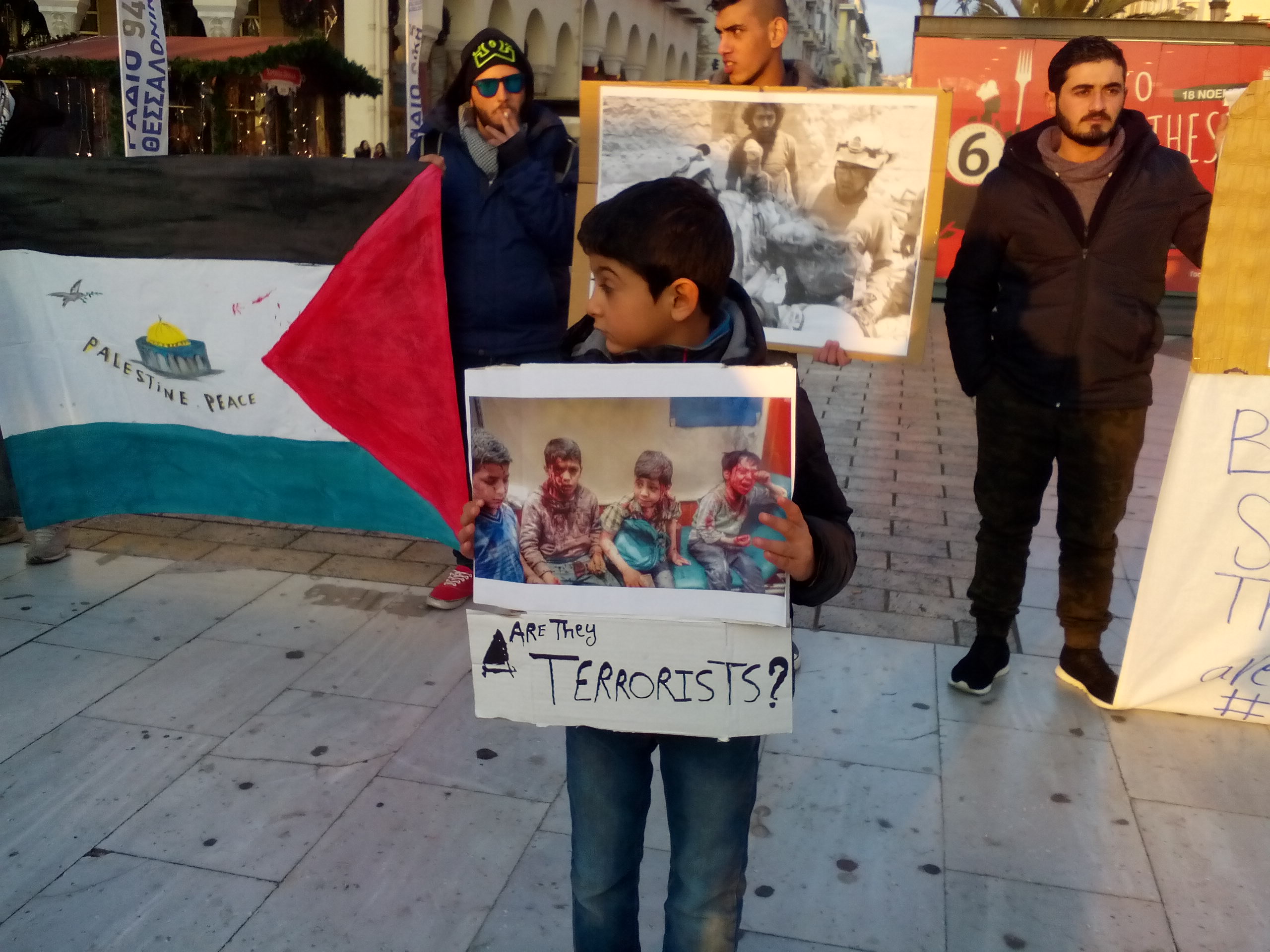 Θεσσαλονίκη: Διαμαρτυρία προσφύγων στην πλ. Αριστοτέλους και στο Ωραιόκαστρο