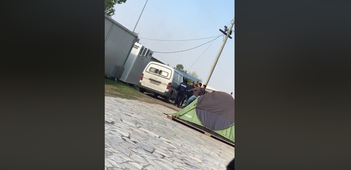 Διαβατά: Αστυνομικοί επιβιβάζουν πρόσφυγες σε βανάκια χωρίς παράθυρα με άγνωστη κατεύθυνση (βίντεο)