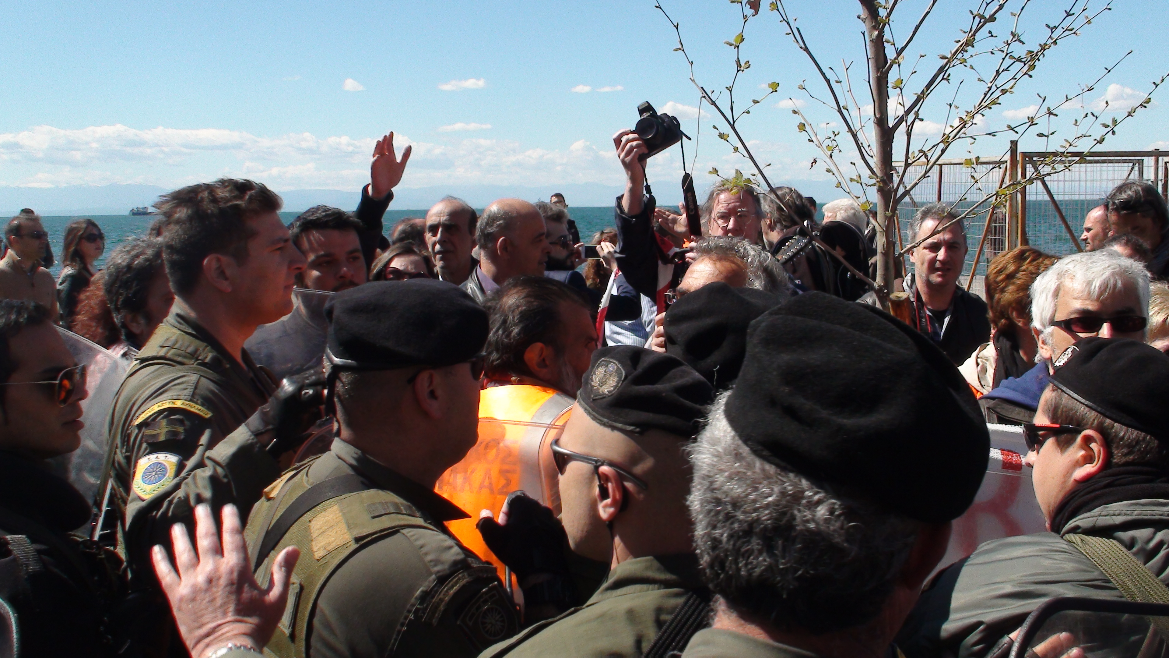 Υπό αστυνομικό κλοιό οι παρελάσεις σε Αθήνα και Θεσσαλονίκη- Φωτογραφίες και βίντεο