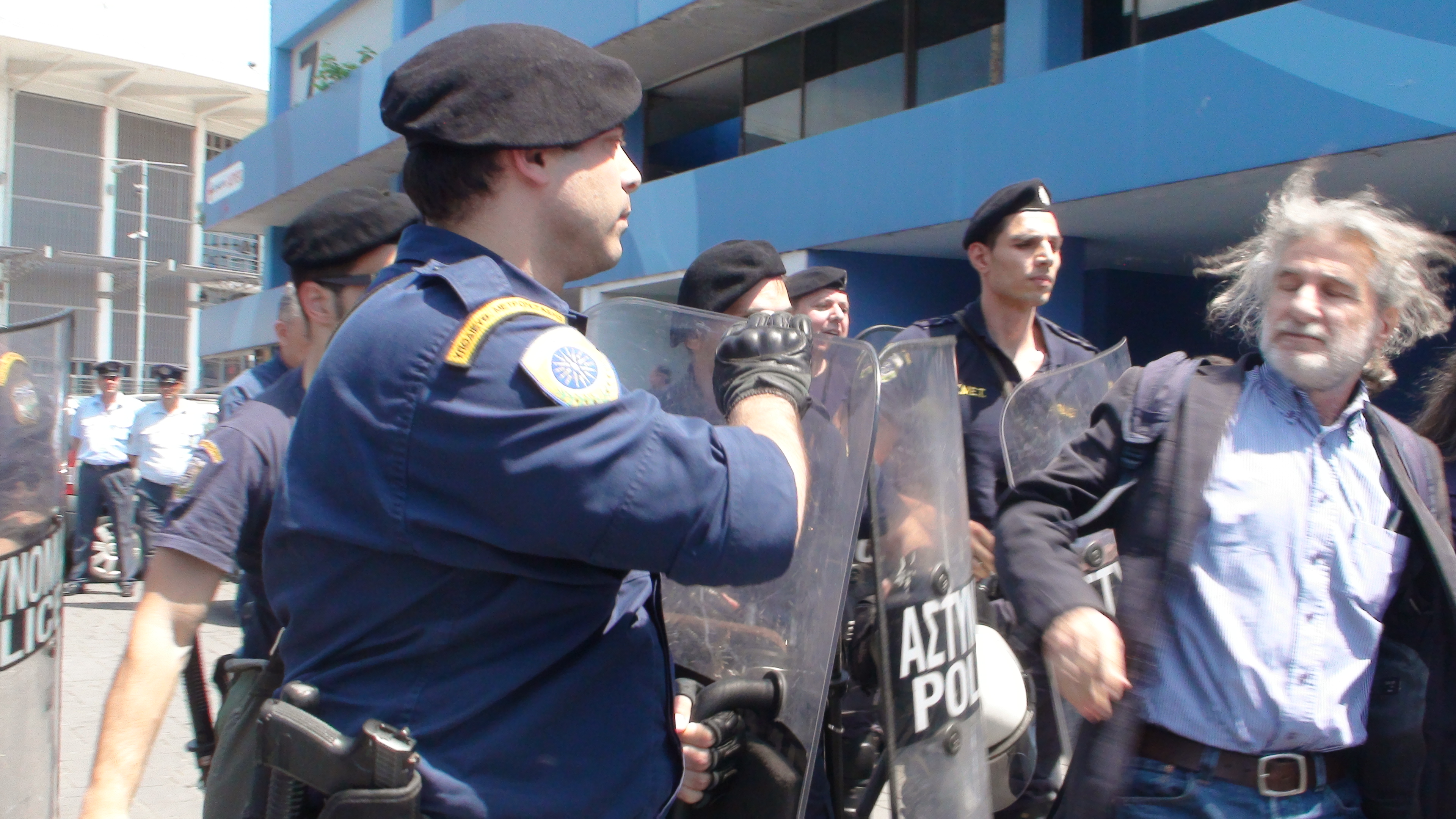 Αστυνομικοί προπηλακίζουν τον πρόεδρο της Ε` ΕΛΜΕ στην Θεσσαλονίκη (βίντεο)