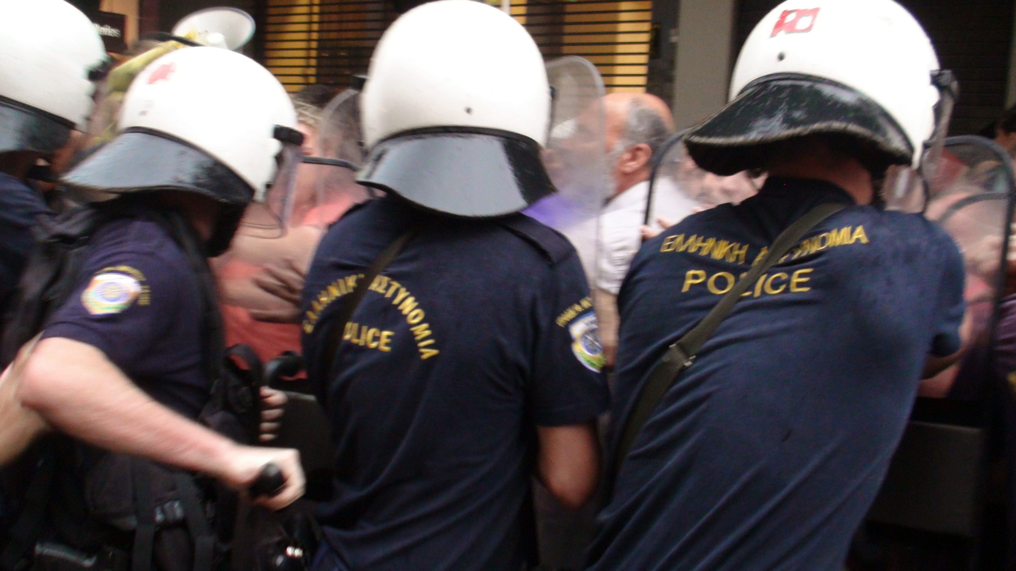 Θεσσαλονίκη: Ξύλο από ΜΑΤ στις καθαρίστριες και σε βουλευτίνα του ΣΥΡΙΖΑ (βίντεο)