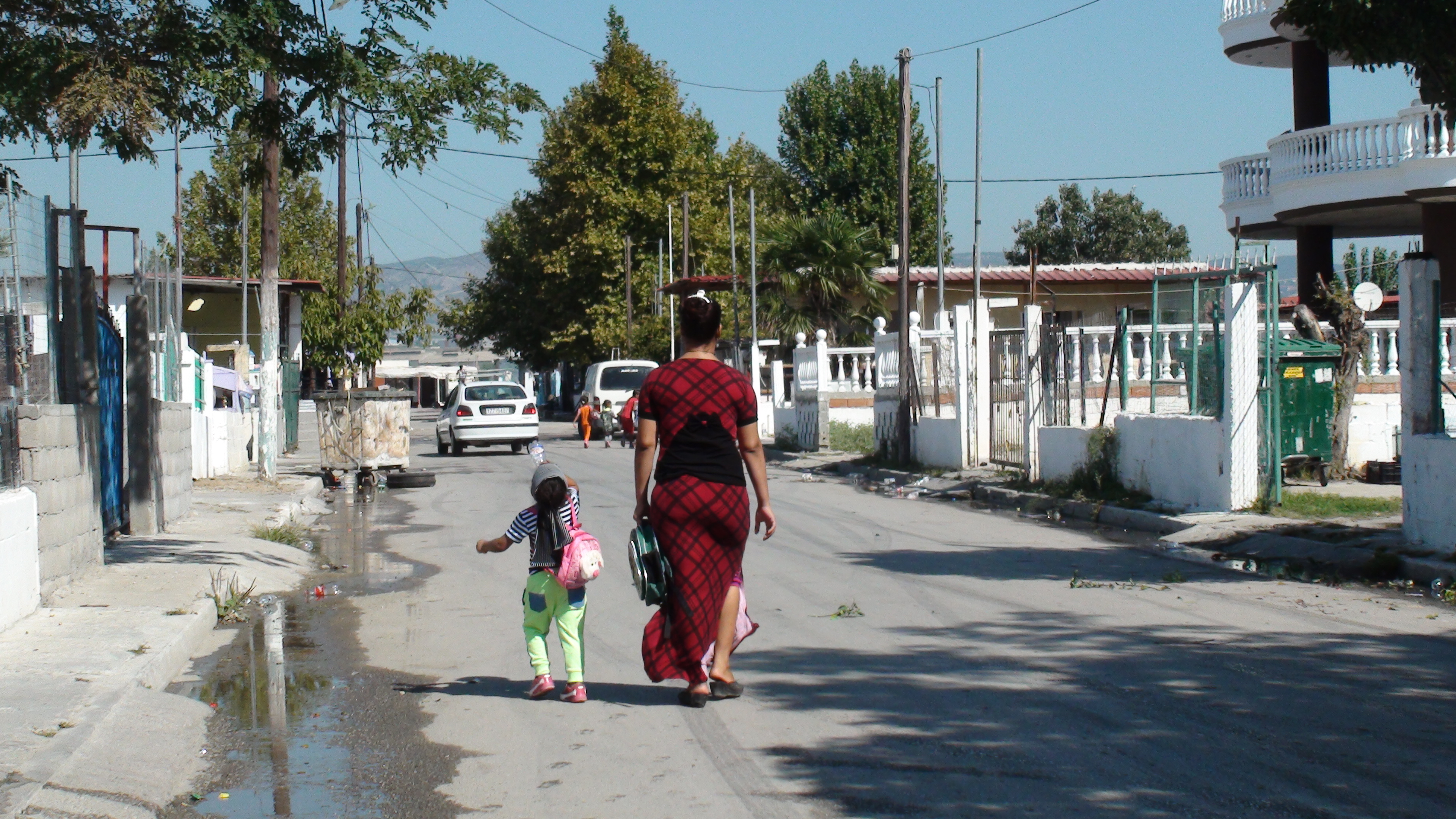 Οικισμός Ρομά Αγ. Σοφίας: Σε πλήρη εγκατάλειψη, χωρίς δυνατότητα μετακίνησης στα σχολεία εκατοντάδες παιδιά