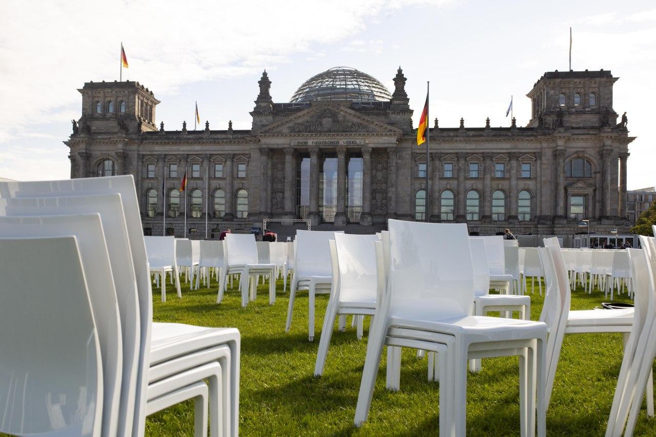 13.000 καρέκλες για τη Μόρια έξω από την γερμανική Βουλή