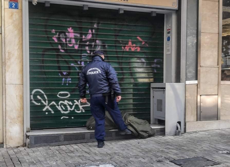 Μια φωτογραφία με ευχές από την Ελληνική Αστυνομία