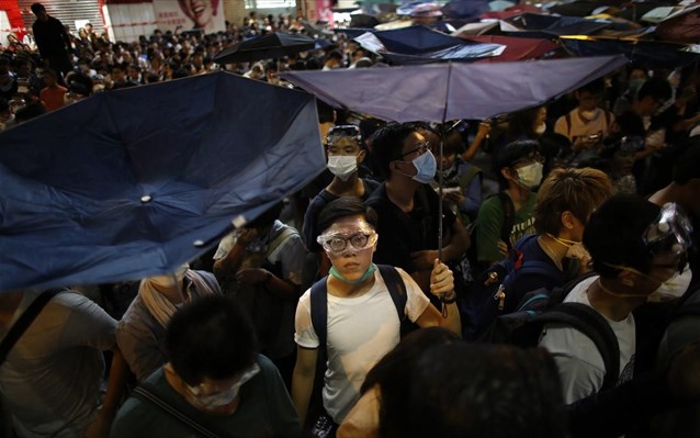 Νέα επεισόδια μεταξύ διαδηλωτών και αστυνομίας στο Χονγκ Κονγκ (φωτο)