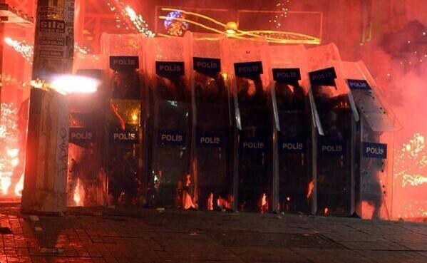 Συγκρούσεις και άγρια καταστολή στην Κωνσταντινούπολη-Σε δύσκολη θέση ο Ερντογάν