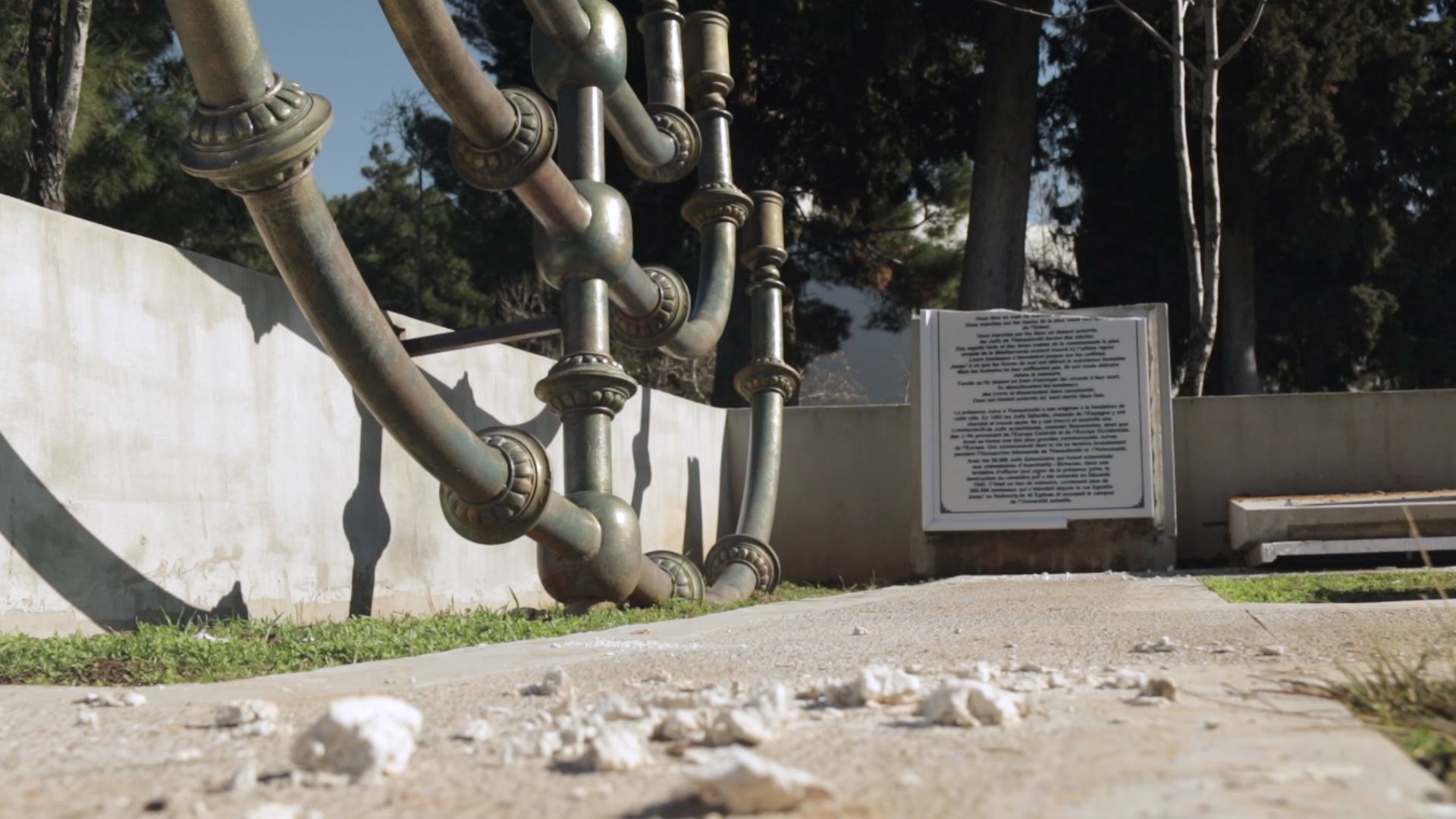 Σιωπηλή διαμαρτυρία στο μνημείο του εβραϊκού νεκροταφείου στη Θεσσαλονίκη (βίντεο)