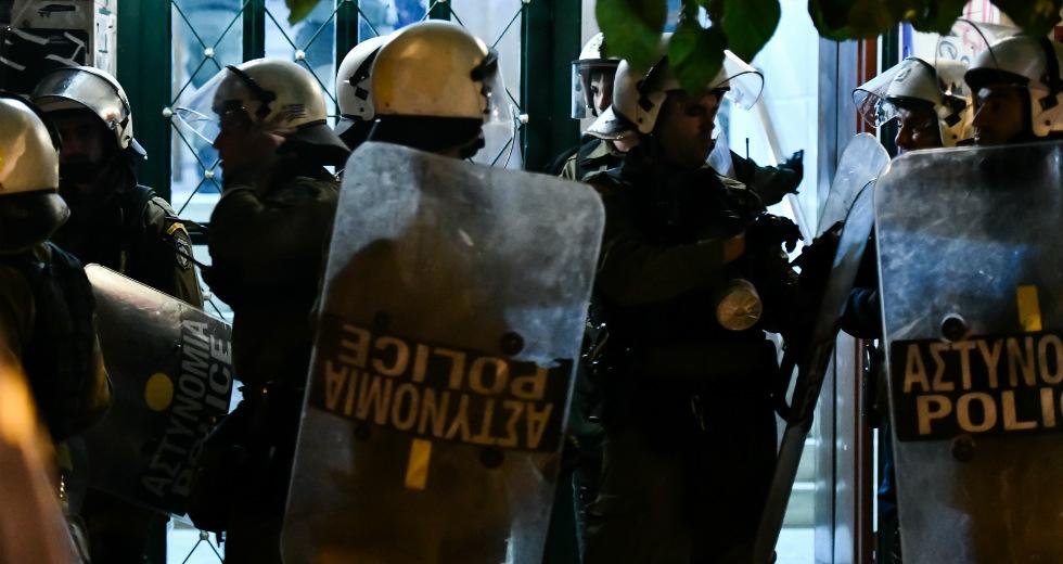 Ξύλο στα Εξάρχεια μετά την πορεία – Αστυνομικοί χτύπησαν δημοσιογράφο
