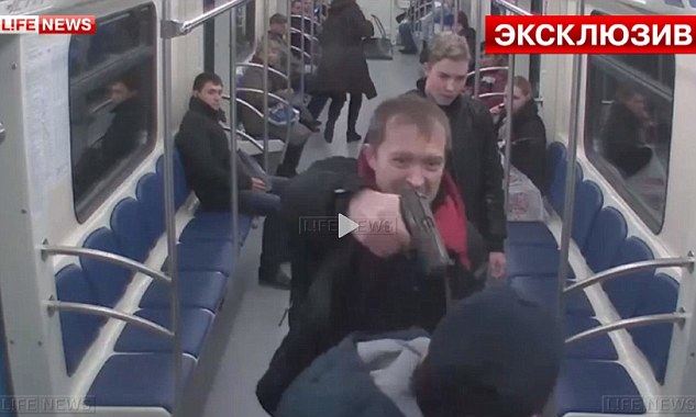 Ρατσιστική επίθεση: Τον πυροβόλησαν μέσα στο μετρό της Μόσχας