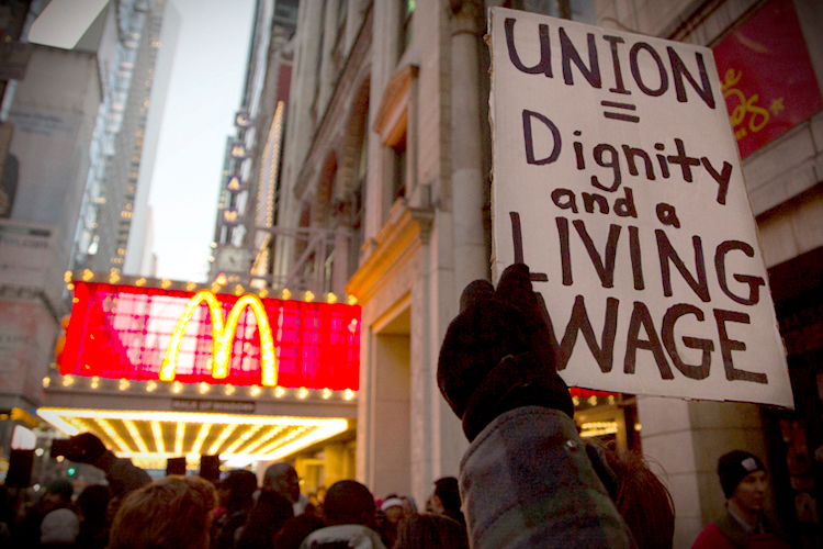ΗΠΑ:Απεργούν σήμερα οι εργαζόμενοι στα φαστ-φουντ