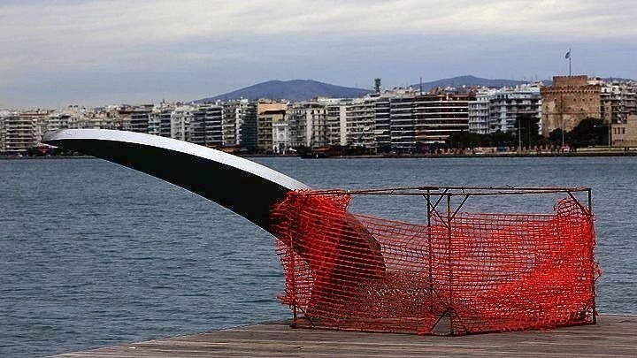 Επανατοποθετείται στη νέα παραλία της Θεσσαλονίκης το γλυπτό «Φεγγαράκι στην Ακτή»
