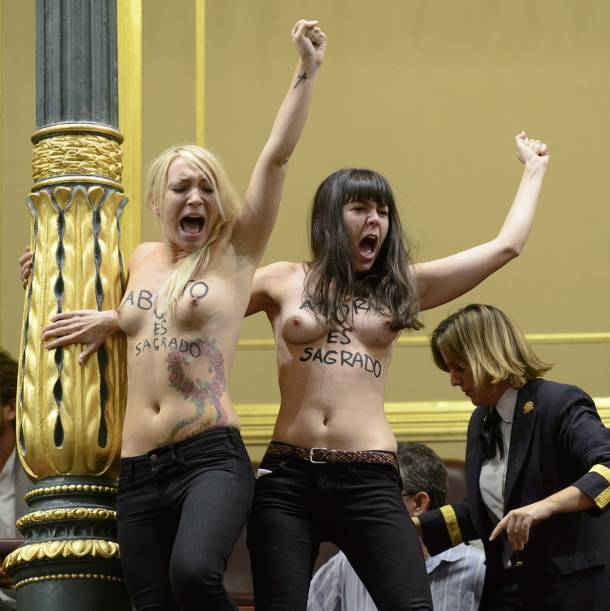 Γυμνή διαμαρτυρία μέσα στο ισπανικό κοινοβούλιο