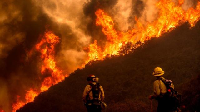 Δύο νεκροί στις πυρκαγιές που σαρώνουν την Καλιφόρνια