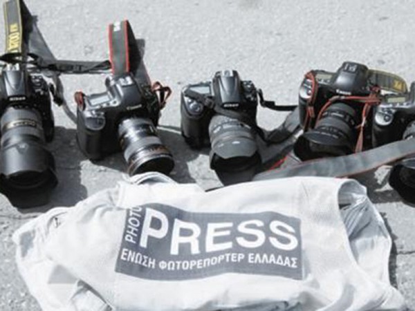 ΕΦΕ: Αστυνομικοί παριστάνουν φωτορεπόρτερ και καταγράφουν διαδηλωτές