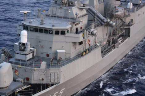 Φρεγάτα του Πολεμικού Ναυτικού στην επιχείρηση διάσωσης μεταναστών ανοιχτά της Κρήτης