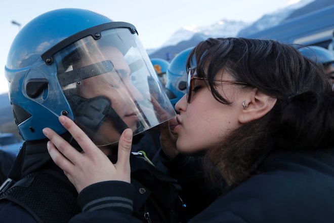 Διαδηλώτρια αφοπλίζει αστυνομικό με ένα φιλί