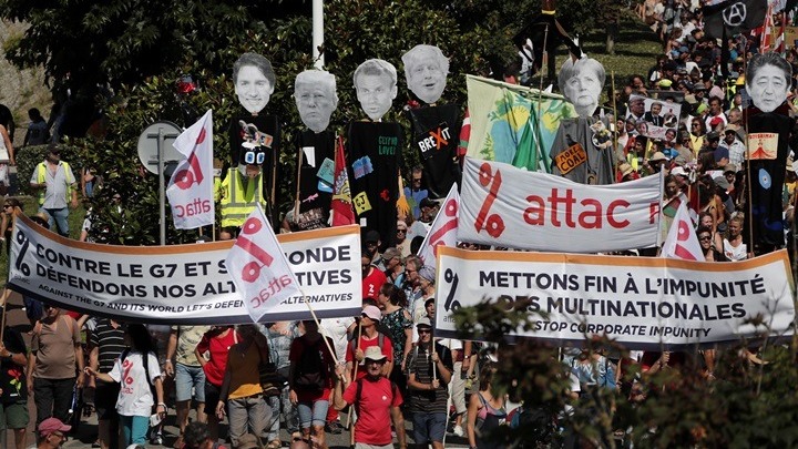 «Όχι στην G7. Για έναν καλύτερο κόσμο», φώναξαν χιλιάδες διαδηλωτές