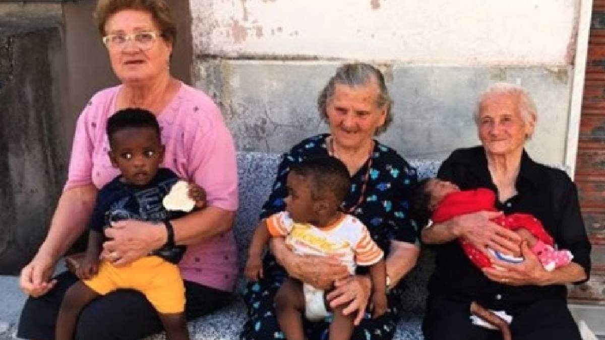 Οι γιαγιάδες του Campoli βγάζουν την γλώσσα τους στον Σαλβίνι