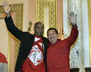 Ο Danny Glover αποκαλεί “αδελφό” τον Τσάβες και τον συγκρίνει με τον Μαντέλα