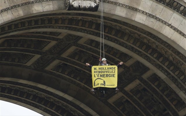 Ακτιβισμός της Greenpeace και συλλήψεις στην Αψίδα του Θριάμβου
