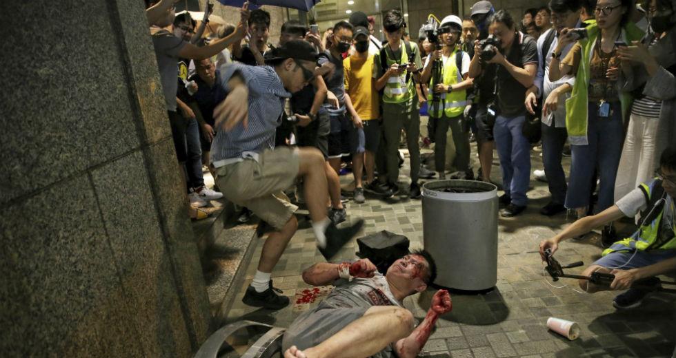 Τρεις άνθρωποι σε κρίσιμη κατάσταση μετά τα αιματηρά επεισόδια στο Χονγκ Κονγκ