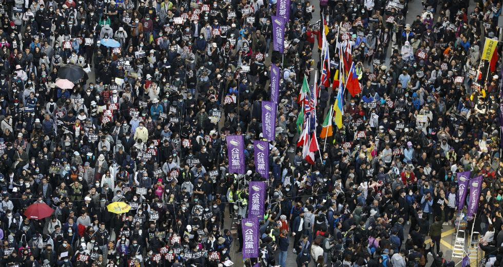 Λαοθάλασσα στο Χονγκ Κονγκ, καθώς συμπληρώνονται έξι μήνες διαδηλώσεων
