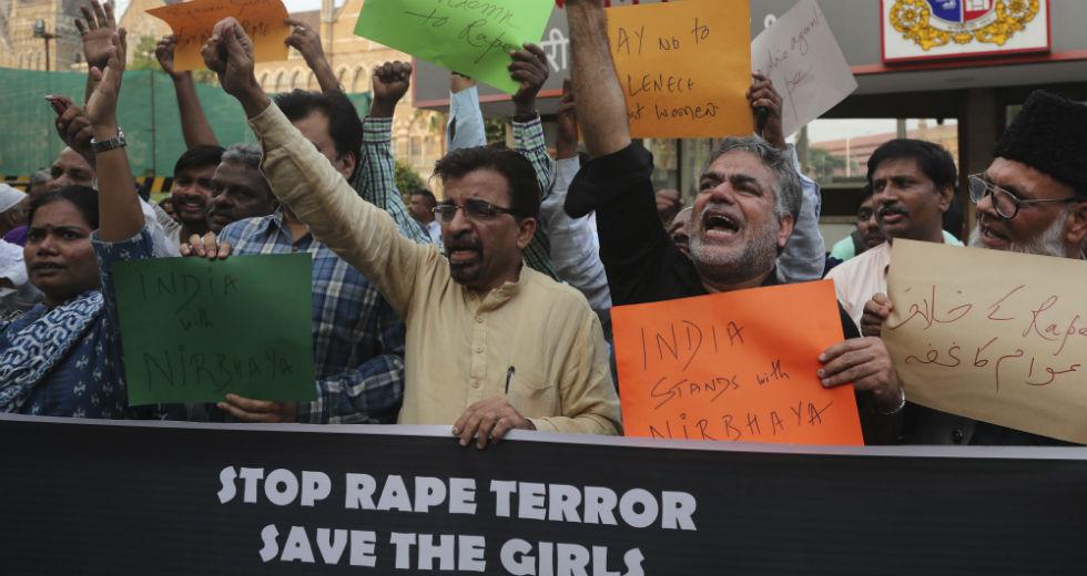Πάνδημη οργή μετά από ομαδικό βιασμό και δολοφονία 27χρονης στην Ινδία